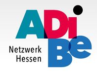 Logo mit Schriftzug "ADiBe Netzwerk Hessen"