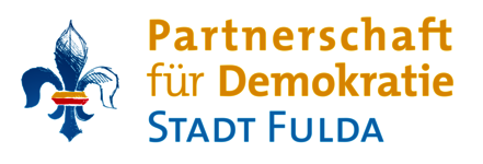 Logo mit Schriftzug "Partnerschaft für Demokratie Stadt Fulda" und Fulda-Lilie