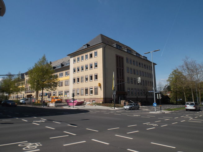 Foto-Aufnahme des Behördenhauses am Schlossgarten am Heinrich-von-Bibra-Platz